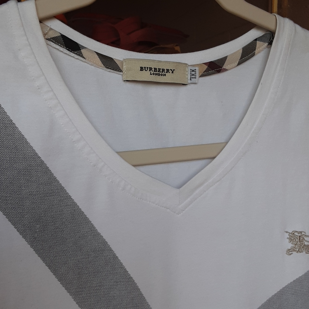 Burberry - Picture 2 of 4